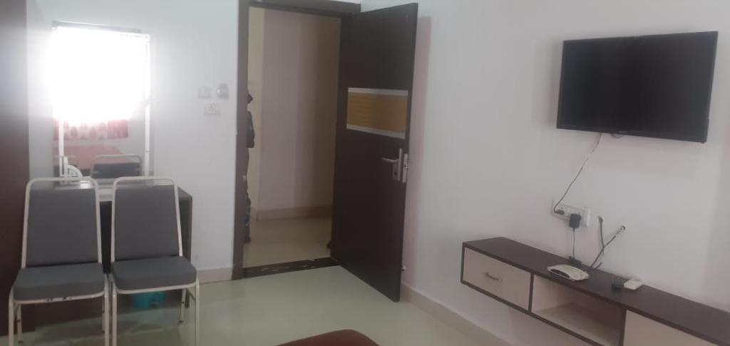 Oyo 49376 Priyanka Residency Hotel Kanchipuram Exterior photo